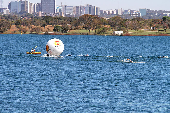 Atletas completam prova de natação do Ecocross XTerra Brasilia 2009