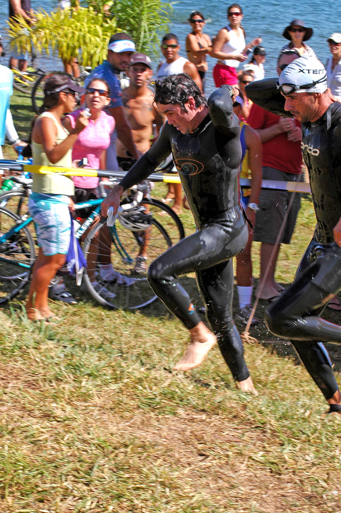 Alexandre Manzan completa etapa de natação - Ecocross XTerra Brasilia 2009 - Ermida Dom Bosco 26/7/2009