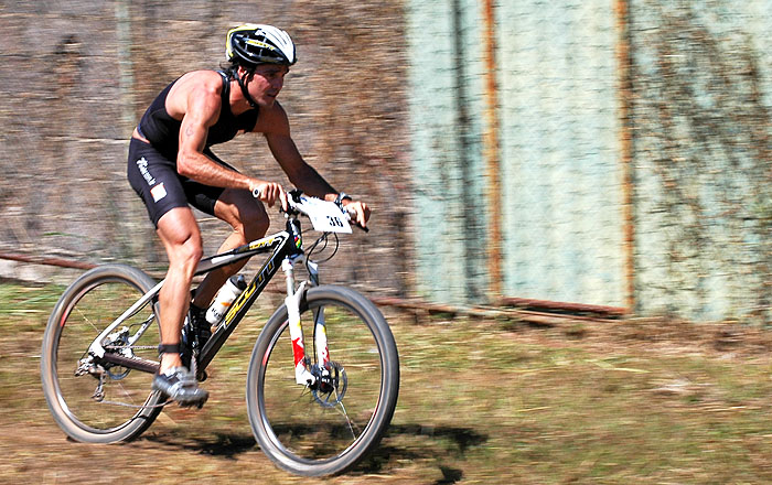 Alexandre Manzan durante etapa de ciclismo - Alexandre Manzan completa etapa de natação - Ecocross XTerra Brasilia 2009 - Ermida Dom Bosco 26/7/2009