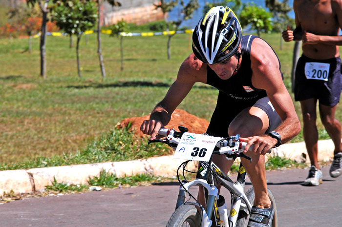 Alexandre Manzan na etapa de ciclismo - Ecocross XTerra Brasilia 2009 - Ermida Dom Bosco 26/7/2009